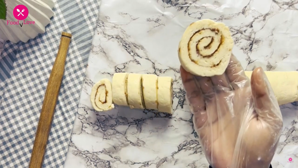 cutting cinnamon rolls